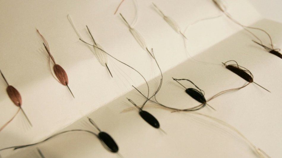 La espa&ntilde;ola Sonia Carrasco muestra en Par&iacute;s sus trajes con costuras a la vista