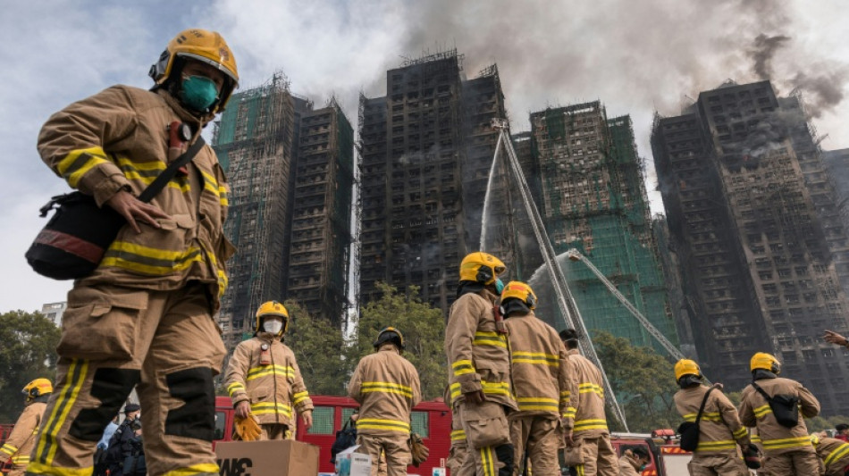 Hong Kong procura centenas de desaparecidos após incêndio que deixou 75 mortos
