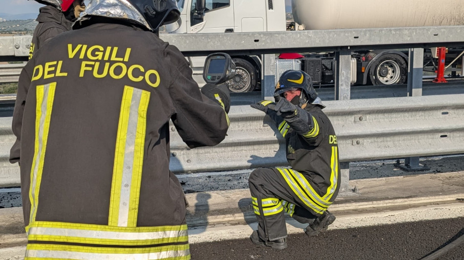 Cisterna a fuoco su A1, code sino a 10 chilometri