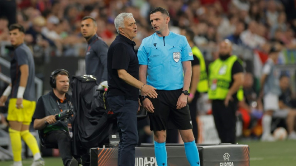 Uefa abre processo disciplinar contra Mourinho por 'insultos' contra &aacute;rbitro da final da Liga Europa