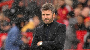Lo United conferma per ora Carrick, tifosi contestano giocatori