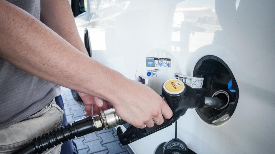 Petrolio a picco, calano le quotazioni dei carburanti