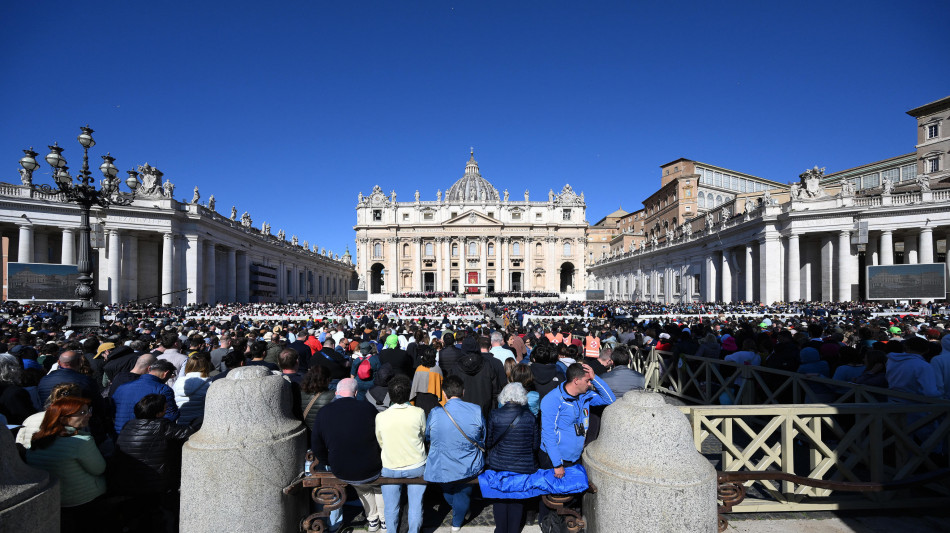 Tanti giovani ai funerali,'un Papa unico,cercava la pace'