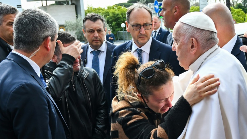 Papst Franziskus verl&auml;sst Krankenhaus und ist schon wieder zu Scherzen aufgelegt