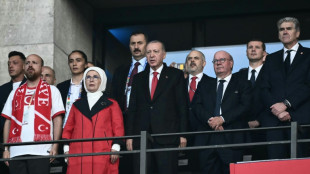 Wolfsgru&szlig; auch im Olympiastadion - Erdogan verfolgt Spiel vor Ort