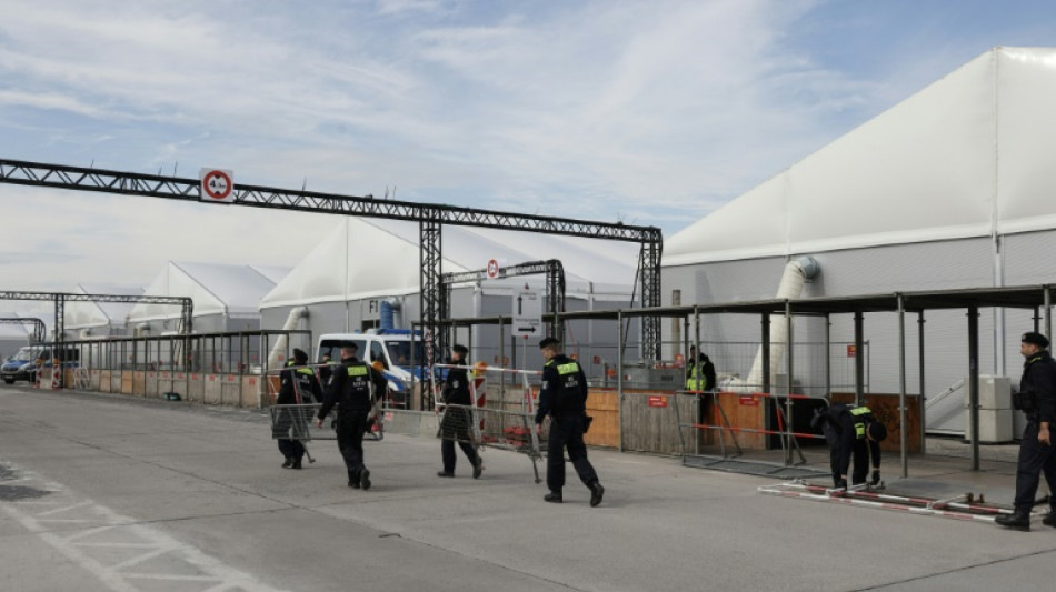 Gro&szlig;es Wohnzelt in zentraler Fl&uuml;chtlingsunterkunft in Berlin abgebrannt