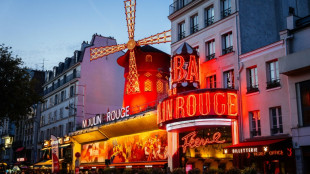 Windm&uuml;hlenfl&uuml;gel am ber&uuml;hmten Pariser Cabaret Moulin Rouge  abgest&uuml;rzt