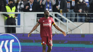 1:1 beim KSC: D&auml;mpfer f&uuml;r Schalke ohne Gazprom-Trikots