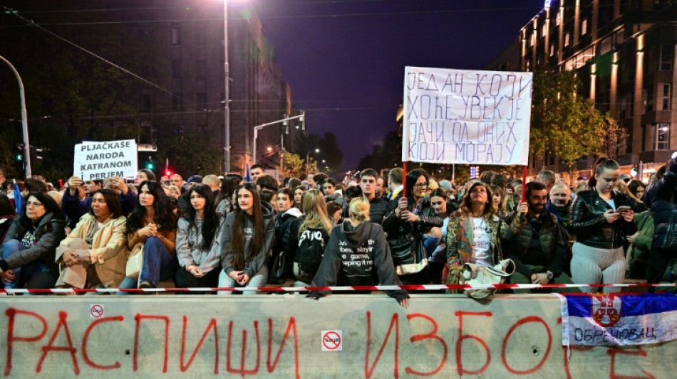 Tausende Unterstützer sowie Kritiker der Regierung bei Massenprotesten in Belgrad