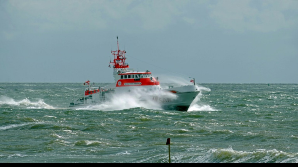 Seenotretter holen &uuml;ber Bord gegangenen Segler aus Nordsee
