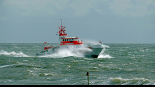 Seenotretter holen &uuml;ber Bord gegangenen Segler aus Nordsee