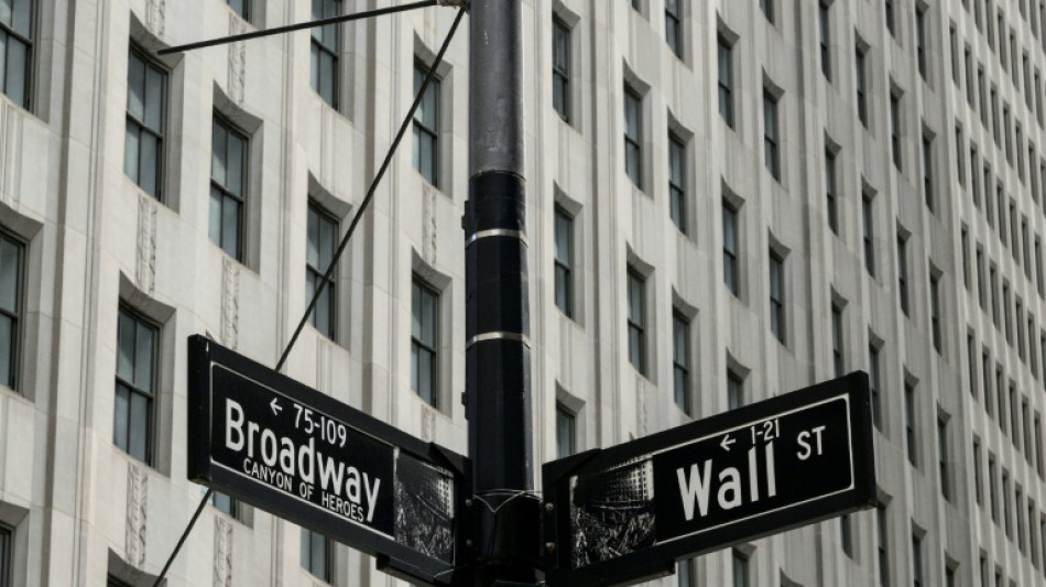 Wall Street termine, prudente, en petite baisse avant une intervention du patron de la Fed