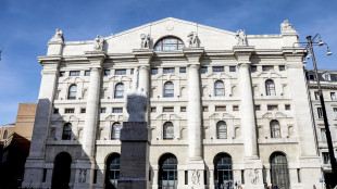 Borsa: Milano piatta (+0,02%%), gi&ugrave; Stellantis e Campari