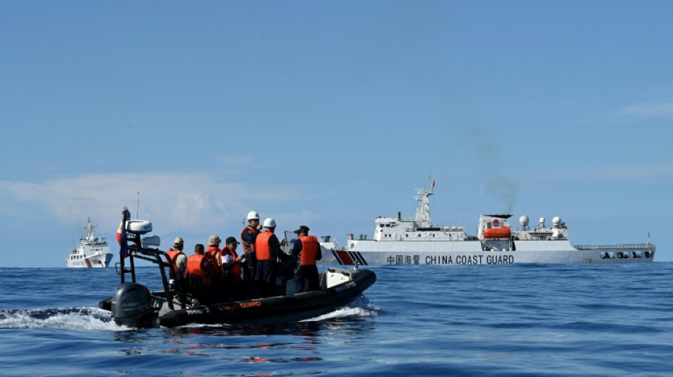 Des garde-c&ocirc;tes philippins avec des journalistes &agrave; bord poursuivis par des navires chinois