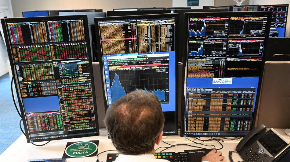 Borsa: Milano +0,53% con Moncler, Poste, Fincantieri e Stellantis