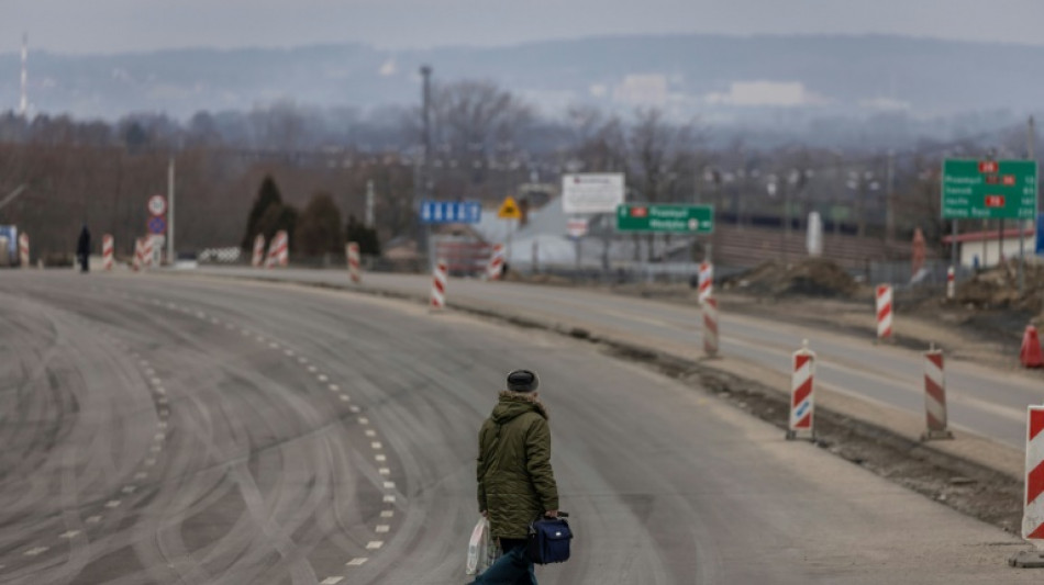 Inqui&eacute;tude m&ecirc;l&eacute;e d'indiff&eacute;rence &agrave; la fronti&egrave;re entre Pologne et Ukraine