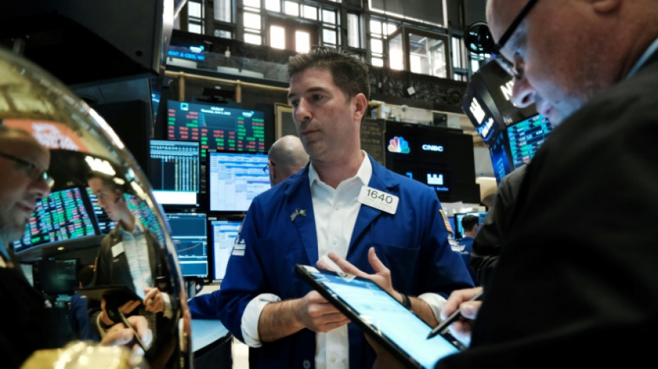 Wall Street termine en l&eacute;ger repli apr&egrave;s une semaine robuste
