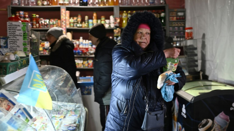 Pr&egrave;s du front en Ukraine, un magasin devenu bou&eacute;e de sauvetage pour les locaux