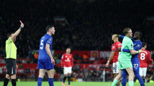 Everton shrug off bizarre red card to beat Man Utd