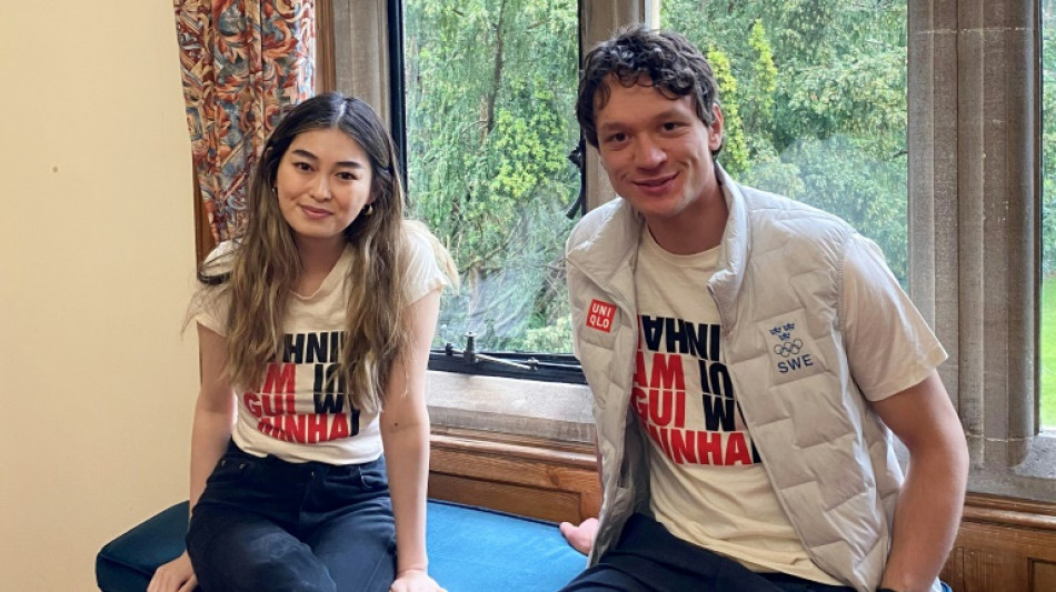 JO: Le patineur van der Poel d&eacute;fie P&eacute;kin en donnant sa m&eacute;daille d'or pour un dissident