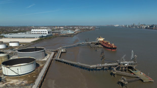 Il petrolio rallenta la corsa ma Brent resta sopra 100 dollari