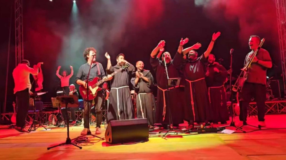 Anche i frati a ballare sul palco al concerto di Max Gazz&eacute;