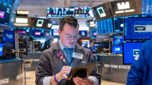 Wall Street termine mitig&eacute;e, le Nasdaq sur un record