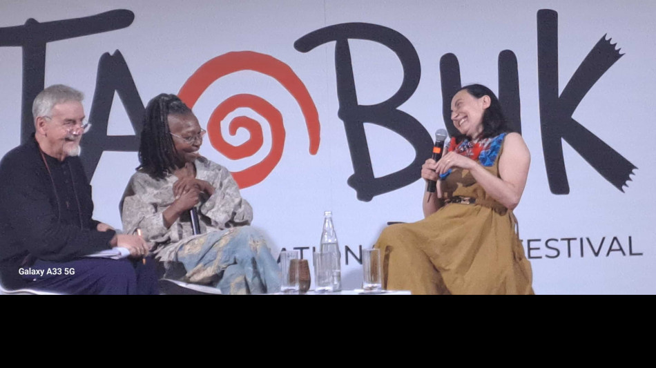 Whoopi Goldberg, per noi artisti non ci sono 'confini'