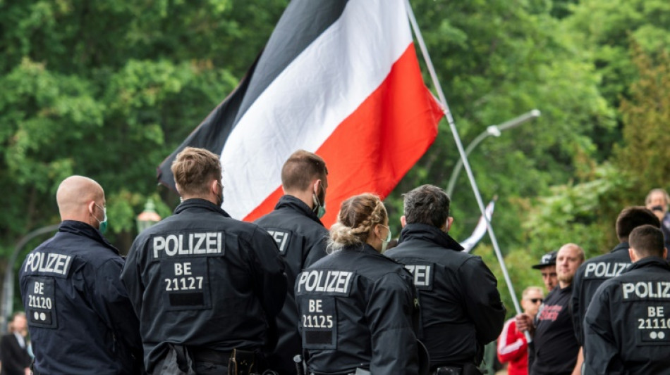 Vertrieb von rechtsextremer Musik: F&uuml;nf M&auml;nner in Niedersachsen vor Gericht