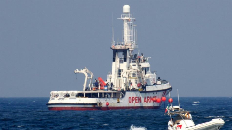 Rescatan a más de 50 migrantes de una plataforma petrolera en el Mediterráneo