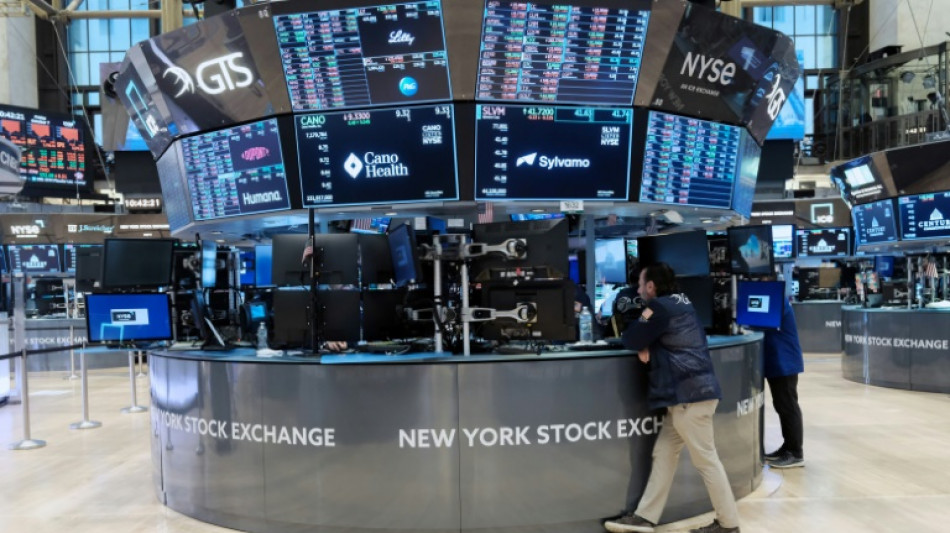 Wall Street commence la semaine sans entrain, en ordre dispers&eacute; 