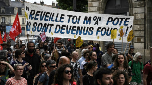 Vor Wahl in Frankreich: Feministische Demonstration gegen Rechtsau&szlig;enparteien