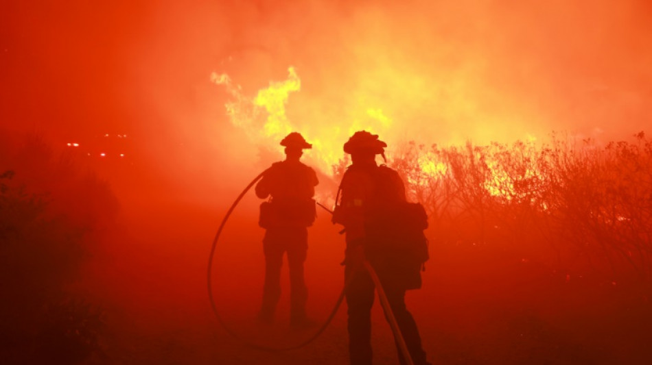 Feuerwehrleute k&auml;mpfen gegen bislang gr&ouml;&szlig;tes Feuer des Jahres in Kalifornien