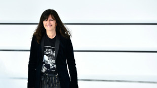 Chanel anuncia sa&iacute;da da diretora criativa, Virginie Viard