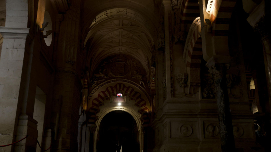 Fiamme alla Moschea di Cordova in Spagna, pompieri sul posto