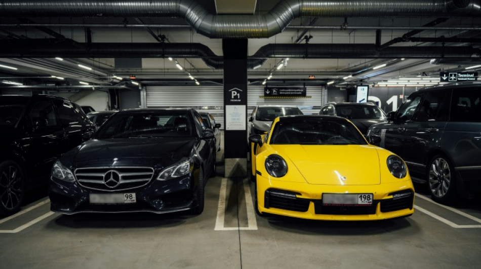 Finlande: les voitures de luxe des Russes en transit remplissent le parking de l'aéroport d'Helsinki