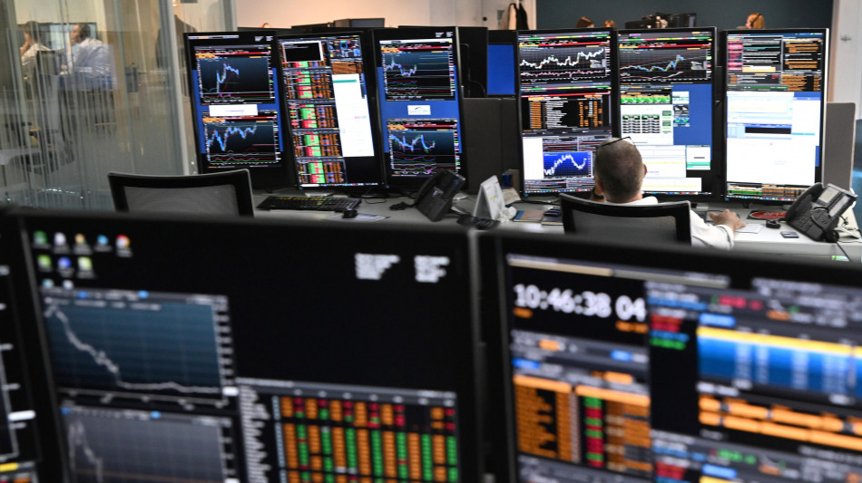 Borsa: Milano fiacca con le banche, brilla Stellantis dopo i conti