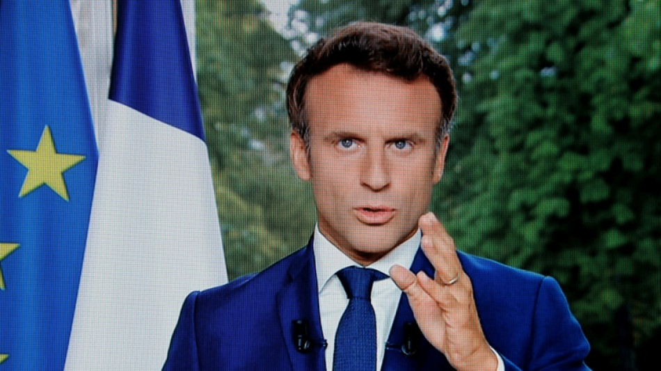 Sa r&eacute;forme des retraites adopt&eacute;e, Macron sort du silence mercredi