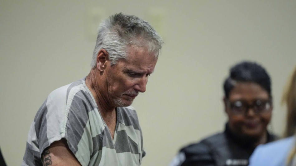 Pai de adolescente que cometeu ataque a tiros nos EUA enfrenta julgamento por assassinato