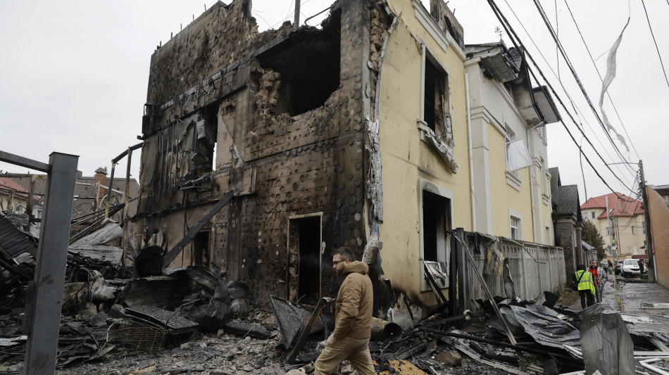 Kiev, 'nella notte due missili e 60 droni lanciati sull'Ucraina, colpite 5 localit&agrave;'