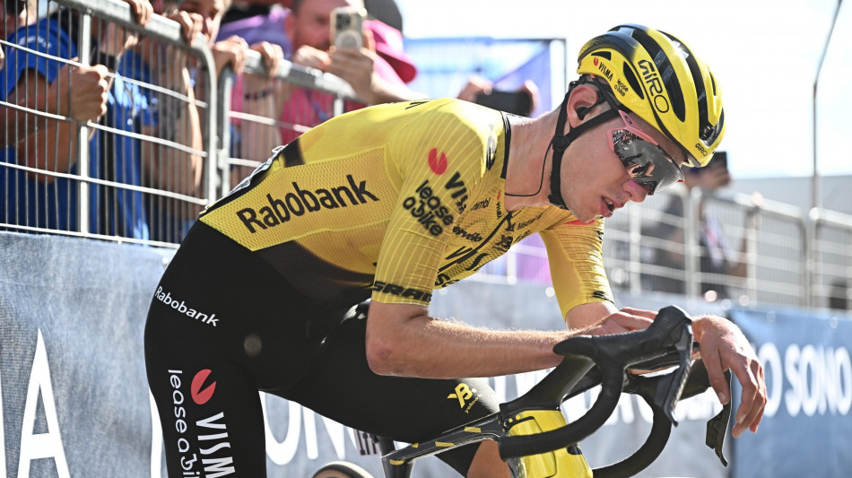 Piganzoli fugge in discesa e resiste in salita, suo il Giro dell'Emilia