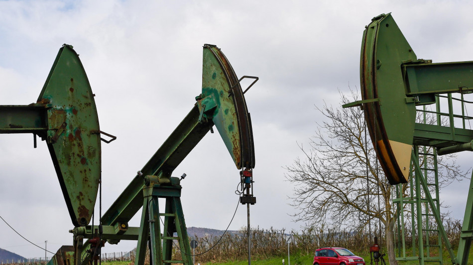 Il petrolio riduce la corsa, Brent a 105,7 dollari