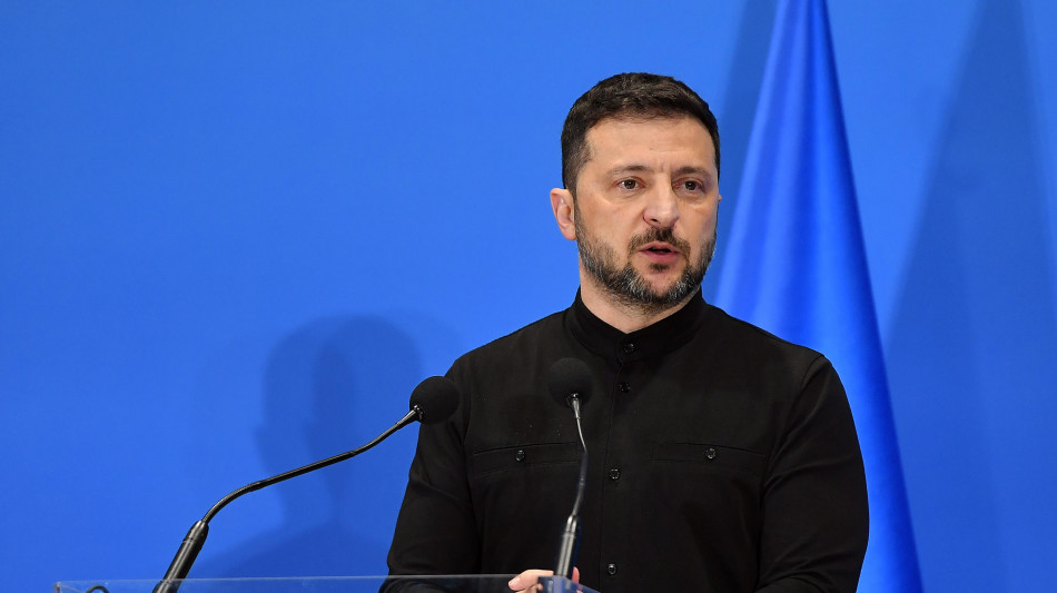 Zelensky, 'costruttivi i colloqui nel Regno Unito'