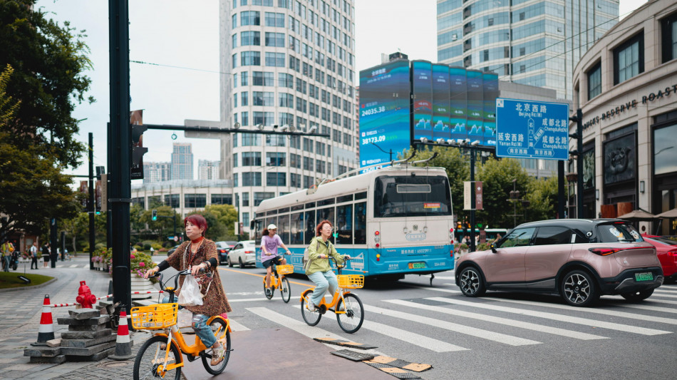 Borsa: Hong Kong positiva, apre a +0,11%
