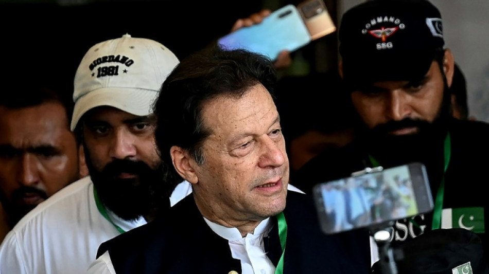 Ex-premi&ecirc; paquistan&ecirc;s Imran Khan detido ap&oacute;s condena&ccedil;&atilde;o por corrup&ccedil;&atilde;o