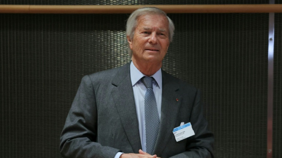 Bollor&eacute; &eacute;trille la gestion de l'audiovisuel public et d&eacute;fend ses m&eacute;dias "libres"