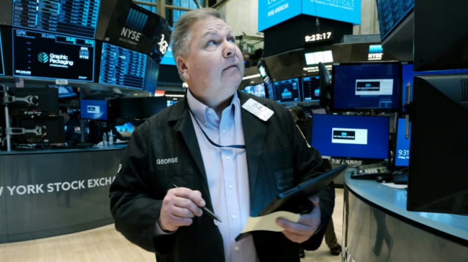 Wall Street termine en baisse, prisonni&egrave;re de l'incertitude