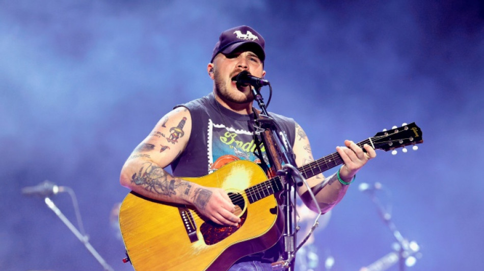 Estrella del country responde a críticas de autoridades migratorias de EEUU por nueva canción