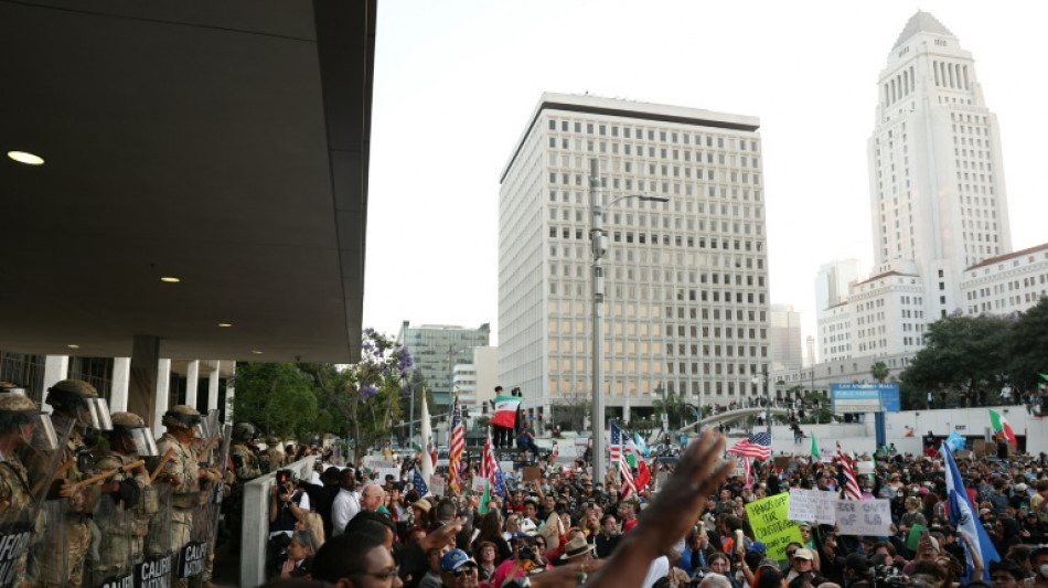 Calme précaire à Los Angeles après une première nuit de couvre-feu