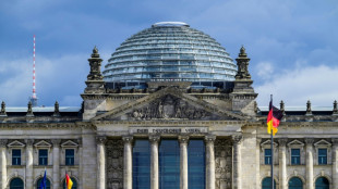 Drohne flog mit russischer Fahne am Reichstagsgeb&auml;ude in Berlin
